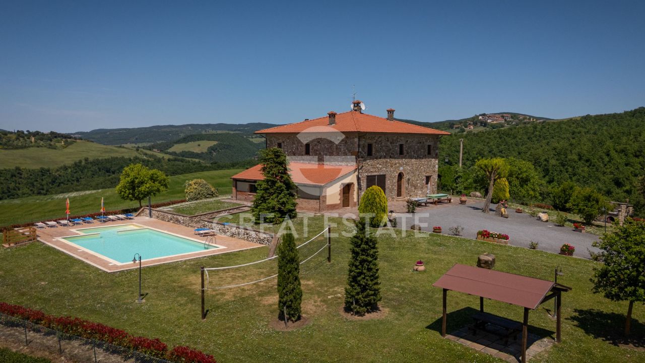 House in Viterbo, Italy, 373.45 m² - picture 2