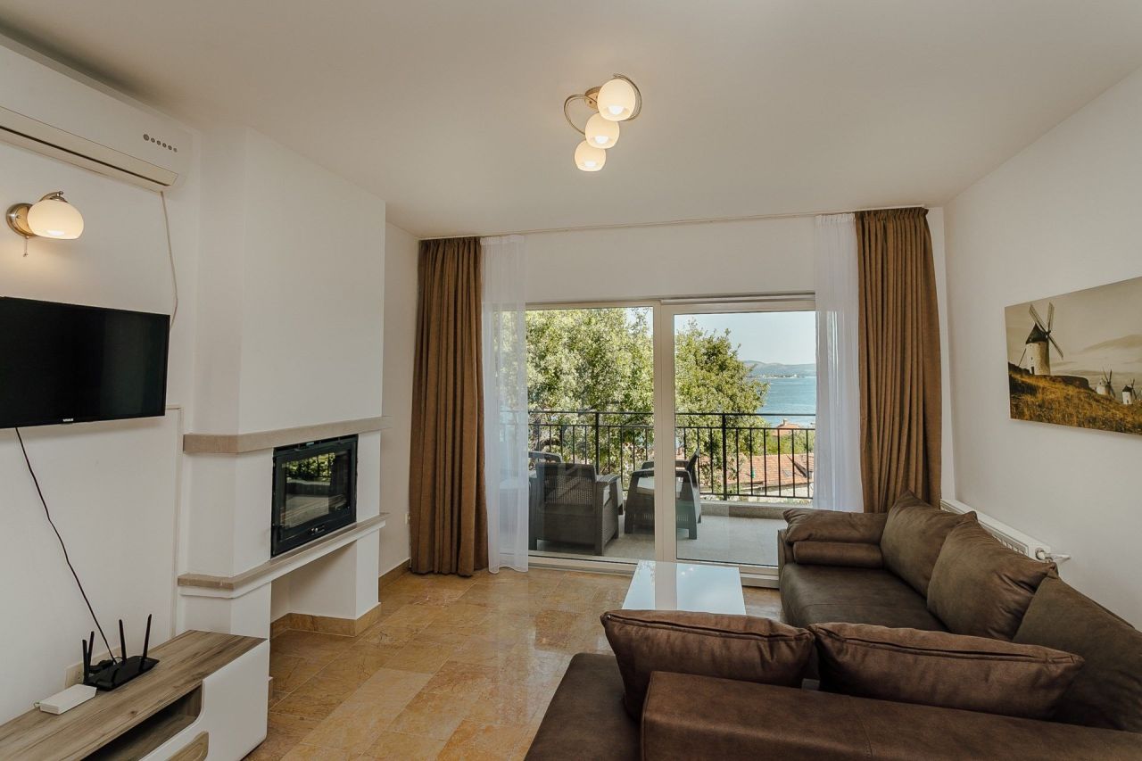 Flat in Kamenari, Montenegro, 96 m² - picture 1