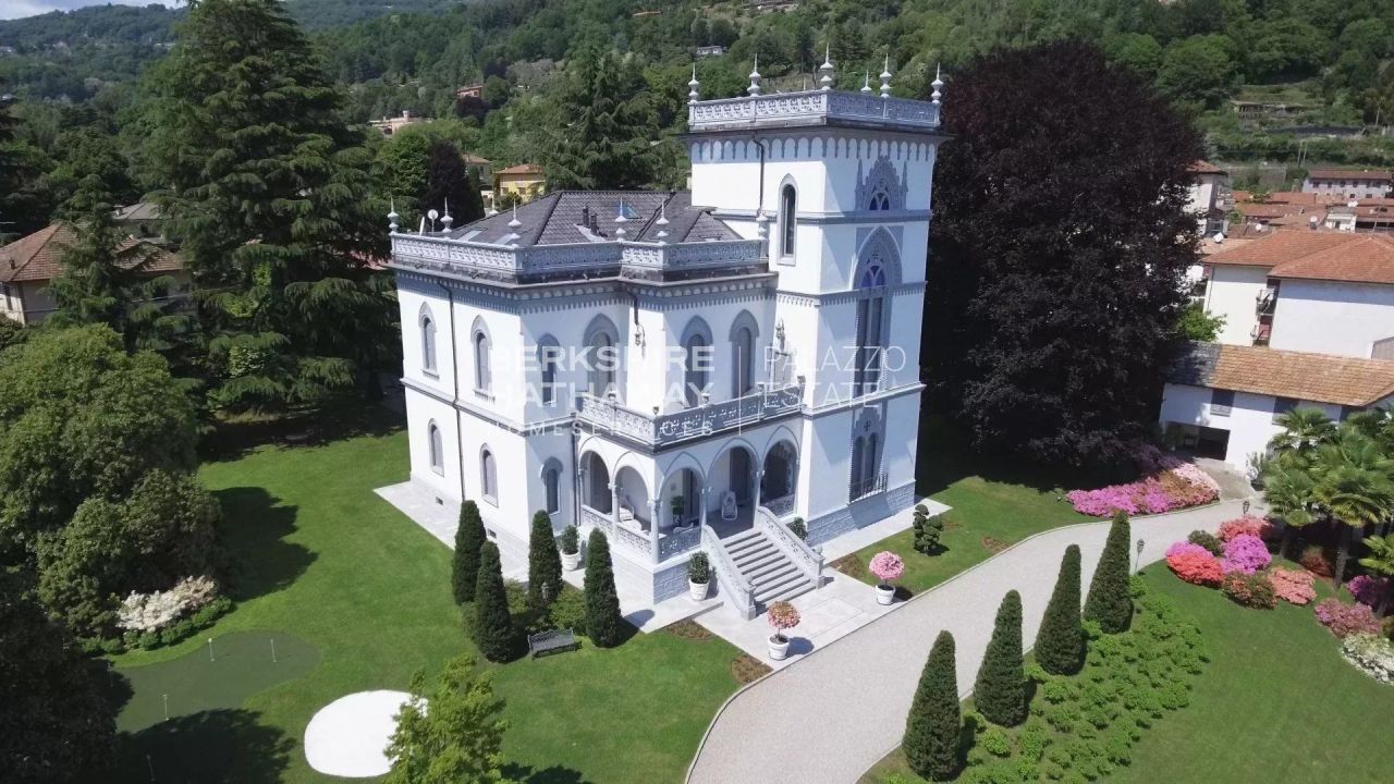Mansion in Lesa, Italy, 1 180 m² - picture 1