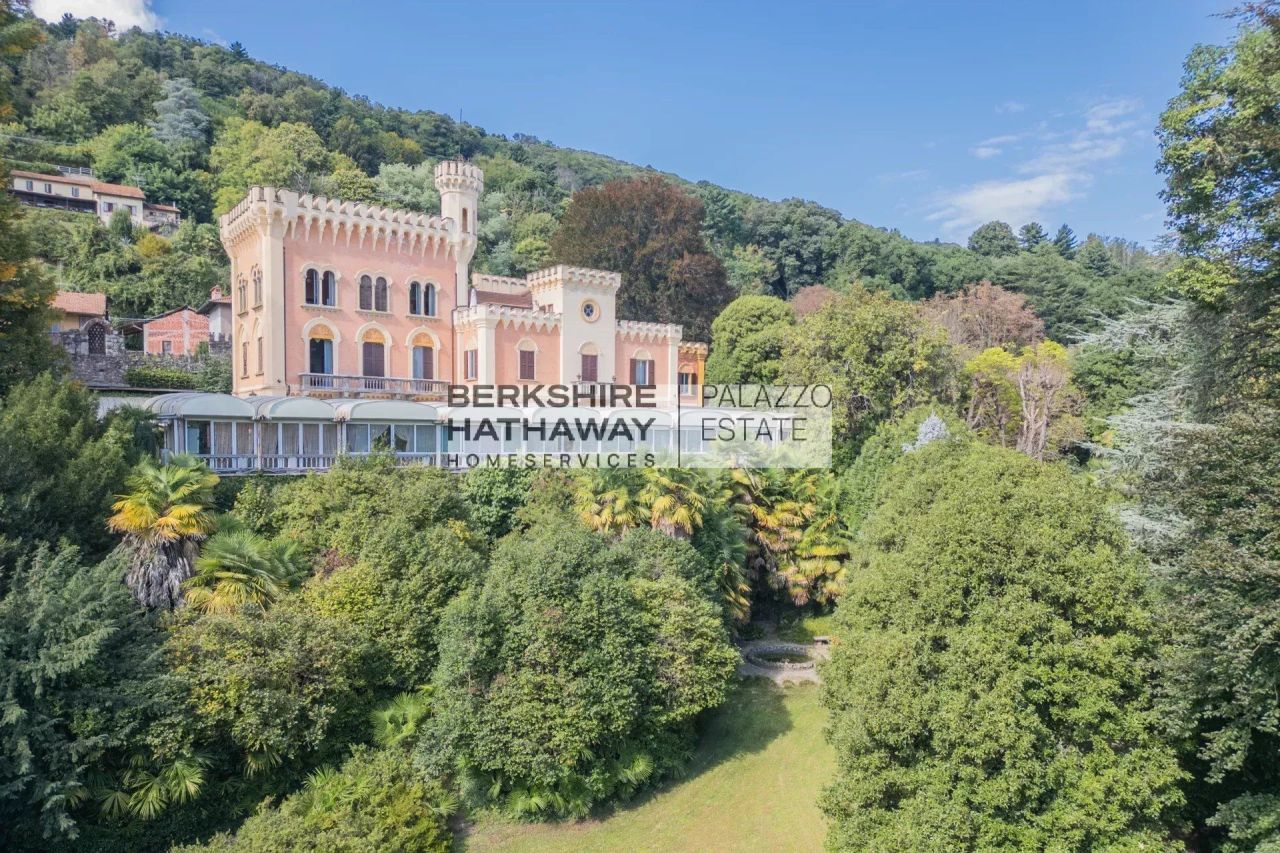 Castillo en Lesa, Italia, 1 300 m² - imagen 1