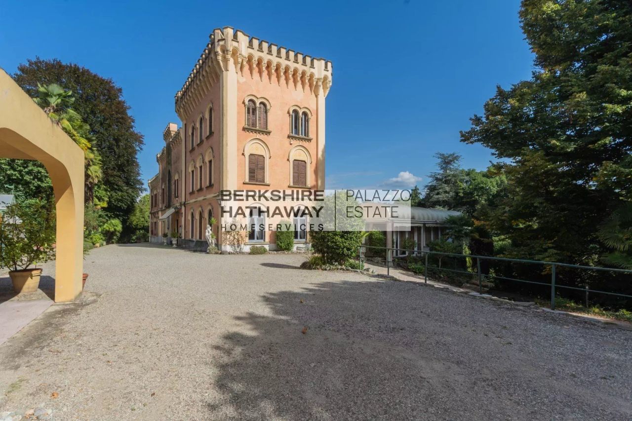 Castle in Lesa, Italy, 1 300 m² - picture 9