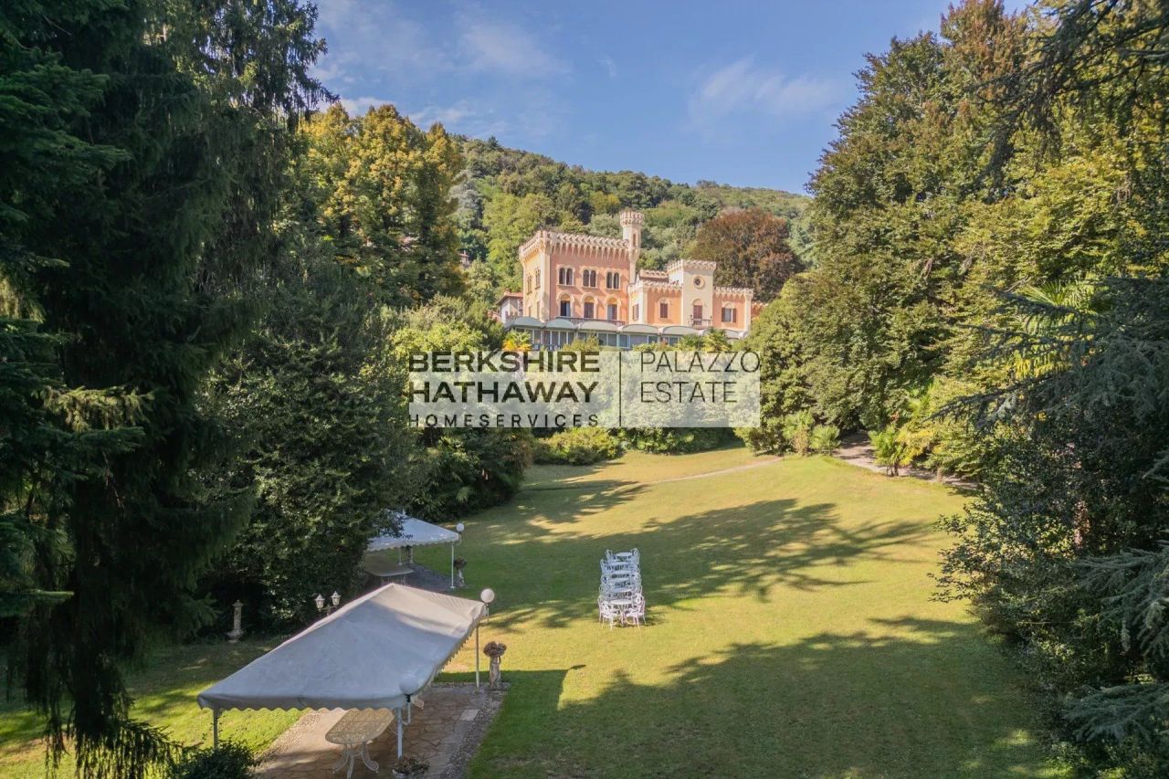 Castle in Lesa, Italy, 1 300 m² - picture 4