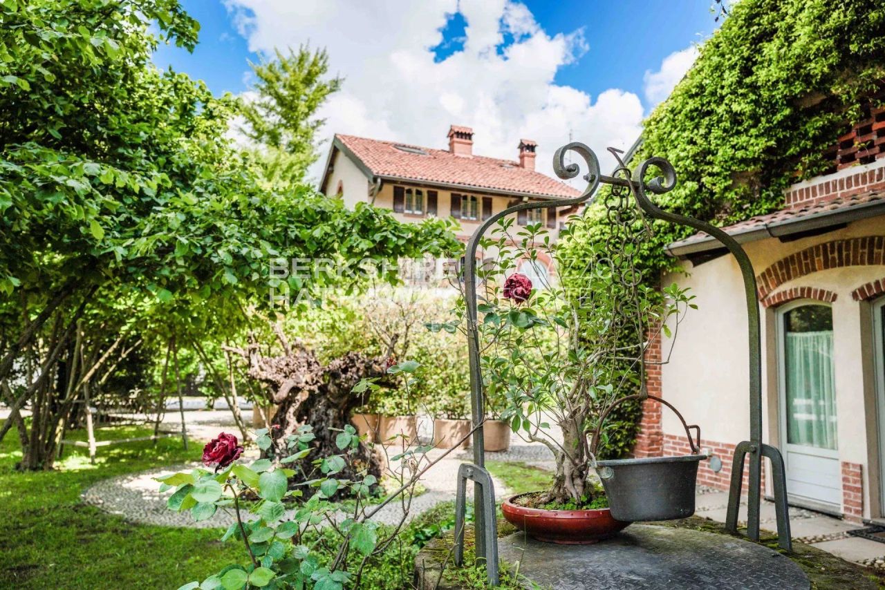 Domaine à Novare, Italie, 1 700 m² - image 2