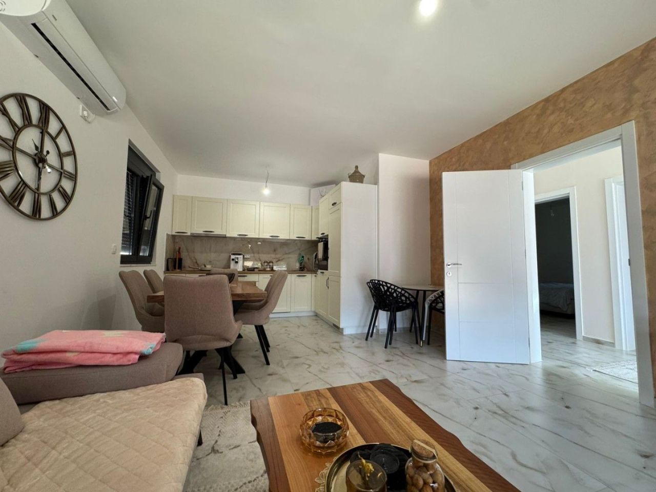 House in Bar, Montenegro, 200 m² - picture 1