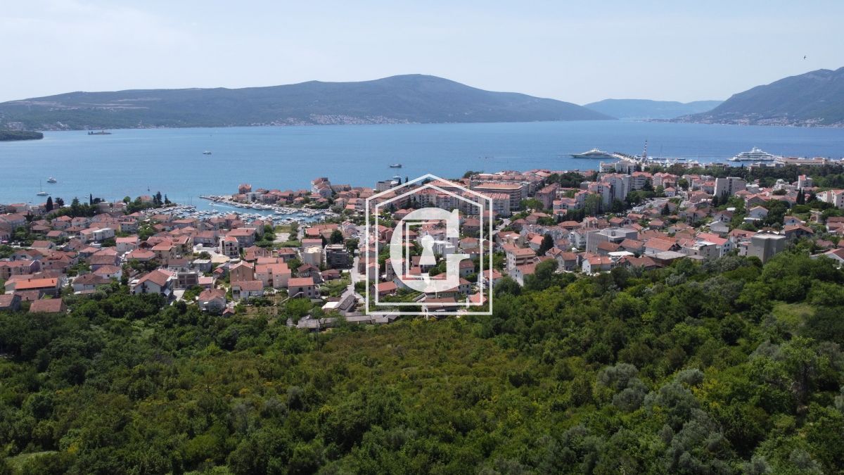 Terreno en Tivat, Montenegro, 1 240 m² - imagen 1