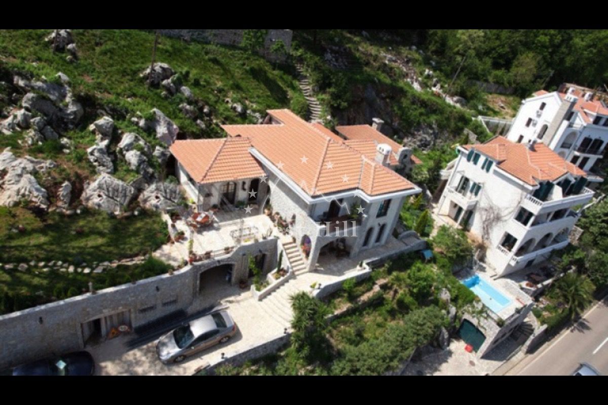 Casa en Kostanjica, Montenegro, 235 m² - imagen 1