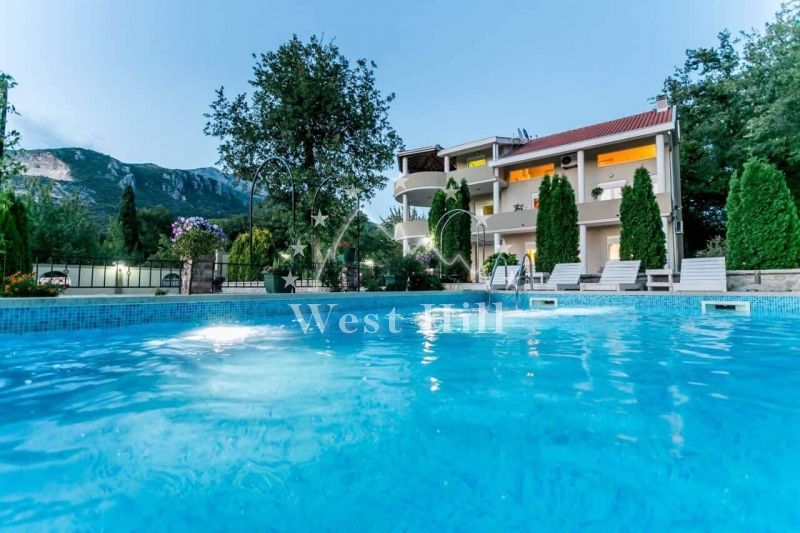 Casa en Herceg-Novi, Montenegro, 398 m² - imagen 1