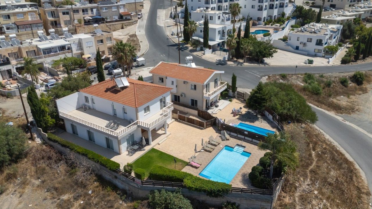 Villa in Paphos, Cyprus, 300 m² - picture 1