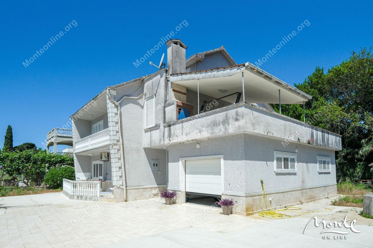Terrain à Tivat, Monténégro, 800 m² - image 1