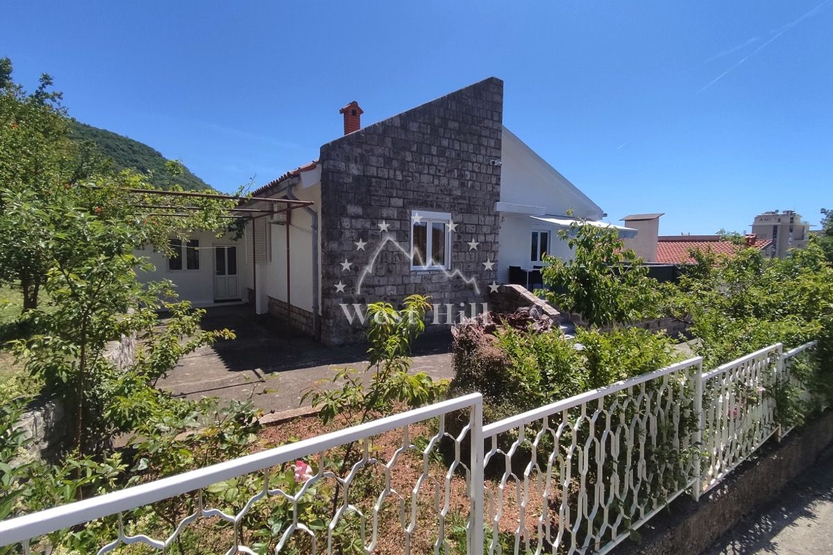 Haus in Petrovac, Montenegro, 210 m² - Foto 1