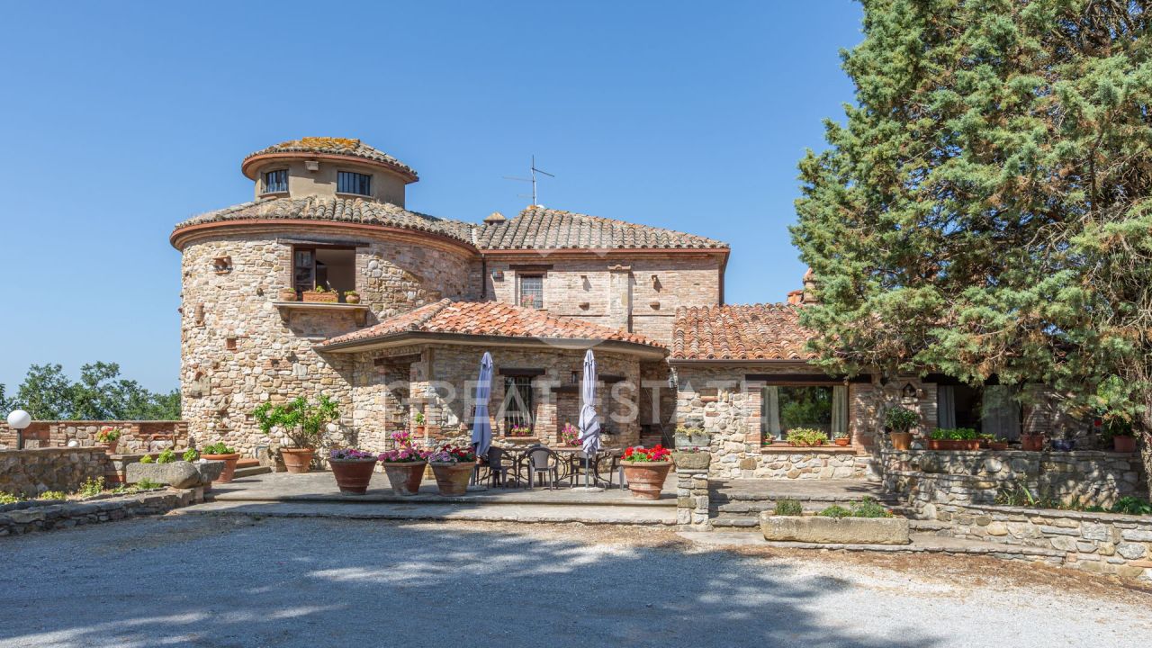 Maison à Monteleone d'Orvieto, Italie, 634.75 m² - image 1