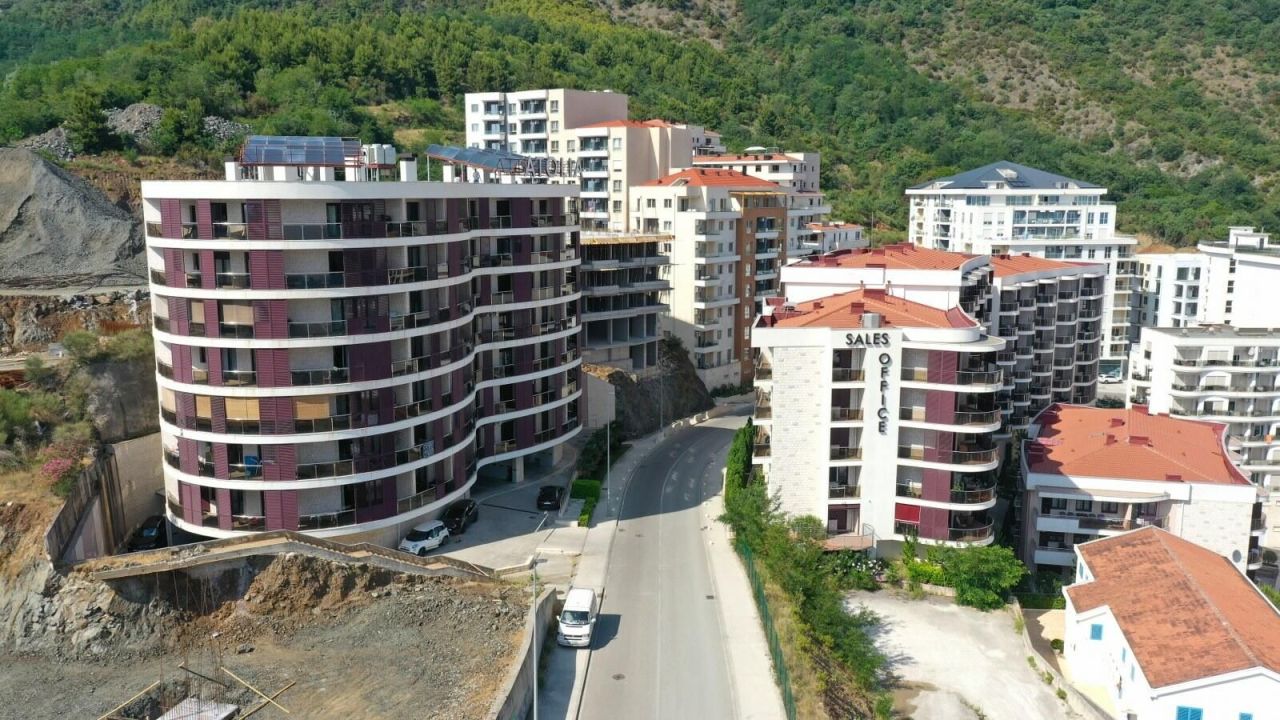 Piso en Becici, Montenegro, 61 m² - imagen 1