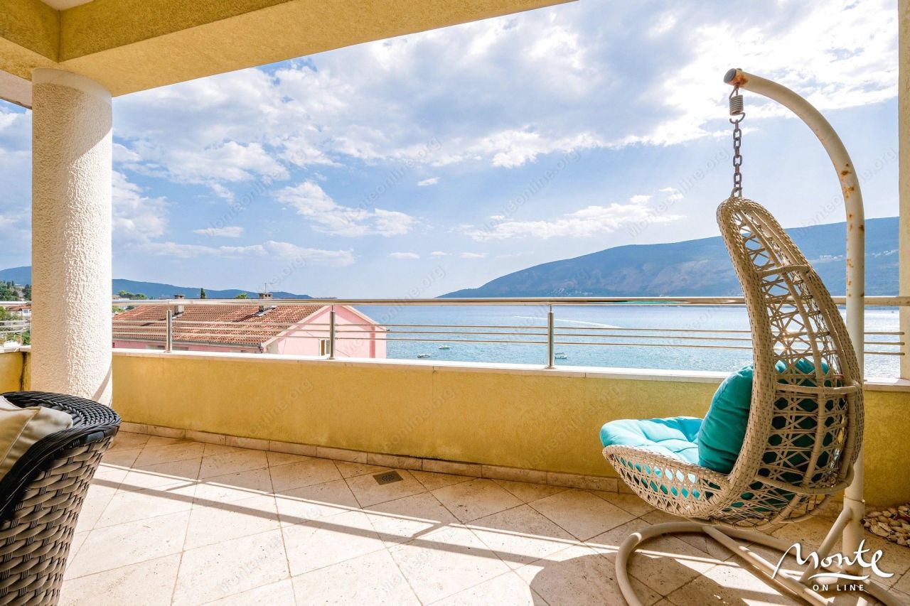 Appartement à Herceg-Novi, Monténégro, 94 m² - image 1