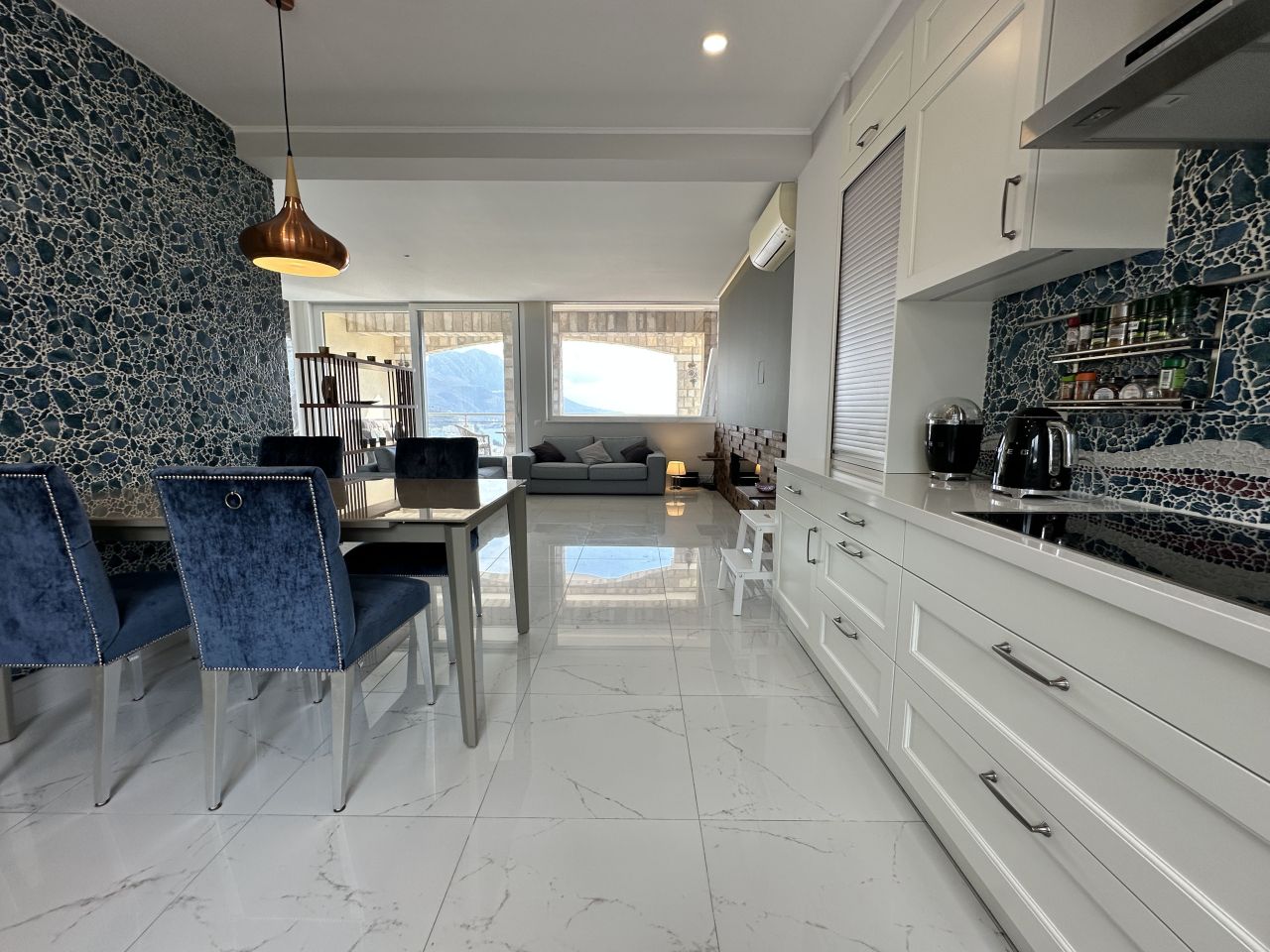 Piso en Becici, Montenegro, 131 m² - imagen 1