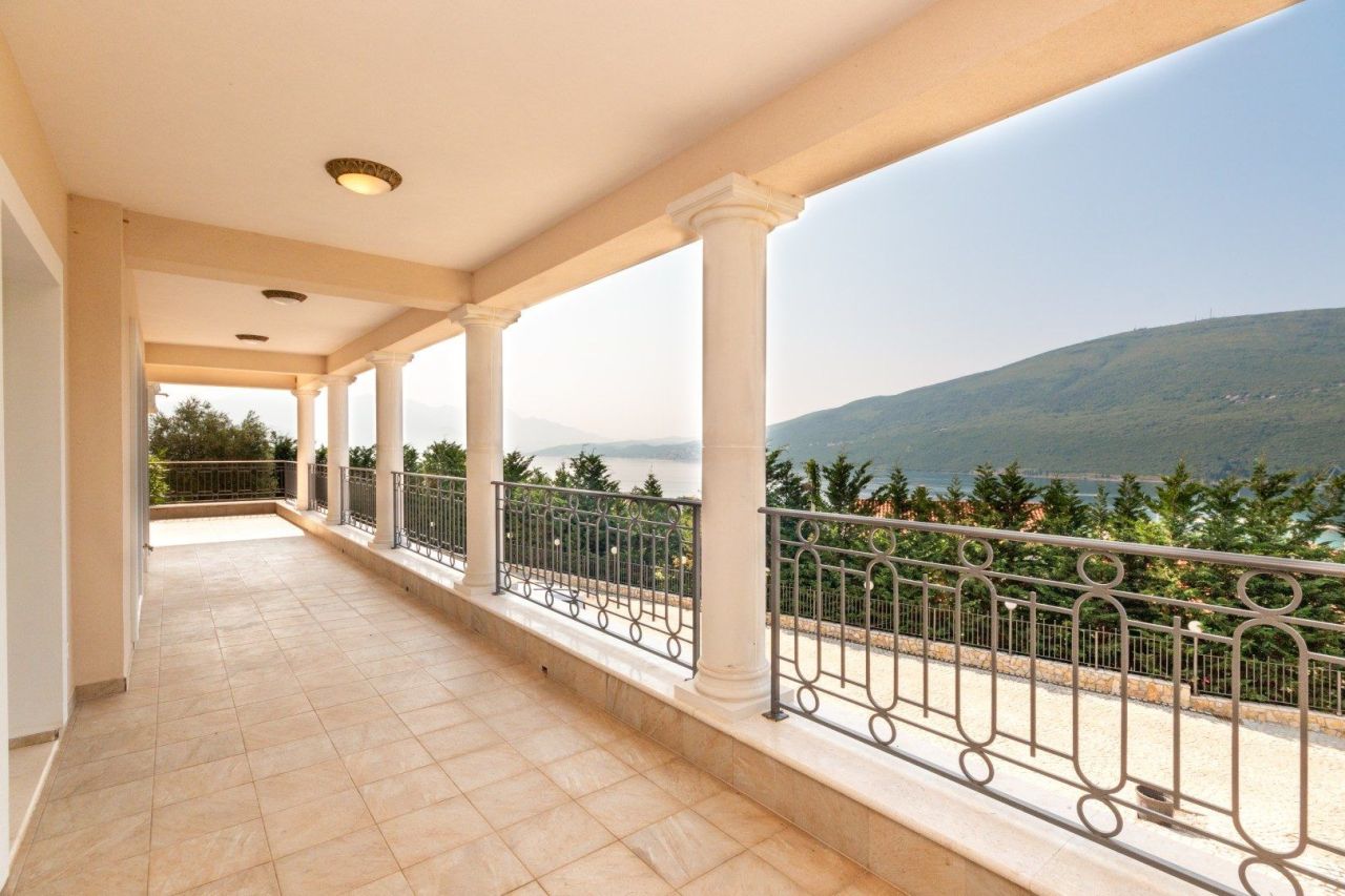Flat in Herceg-Novi, Montenegro, 133.8 m² - picture 3