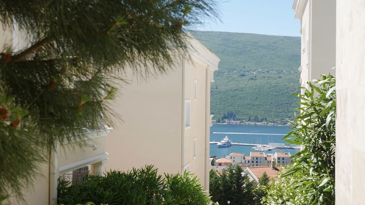Appartement à Herceg-Novi, Monténégro, 166.6 m² - image 1