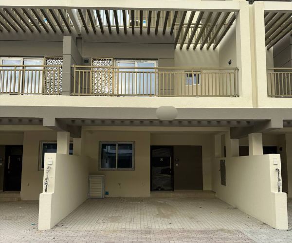 Casa adosada en Dubái, EAU, 112.24 m² - imagen 1