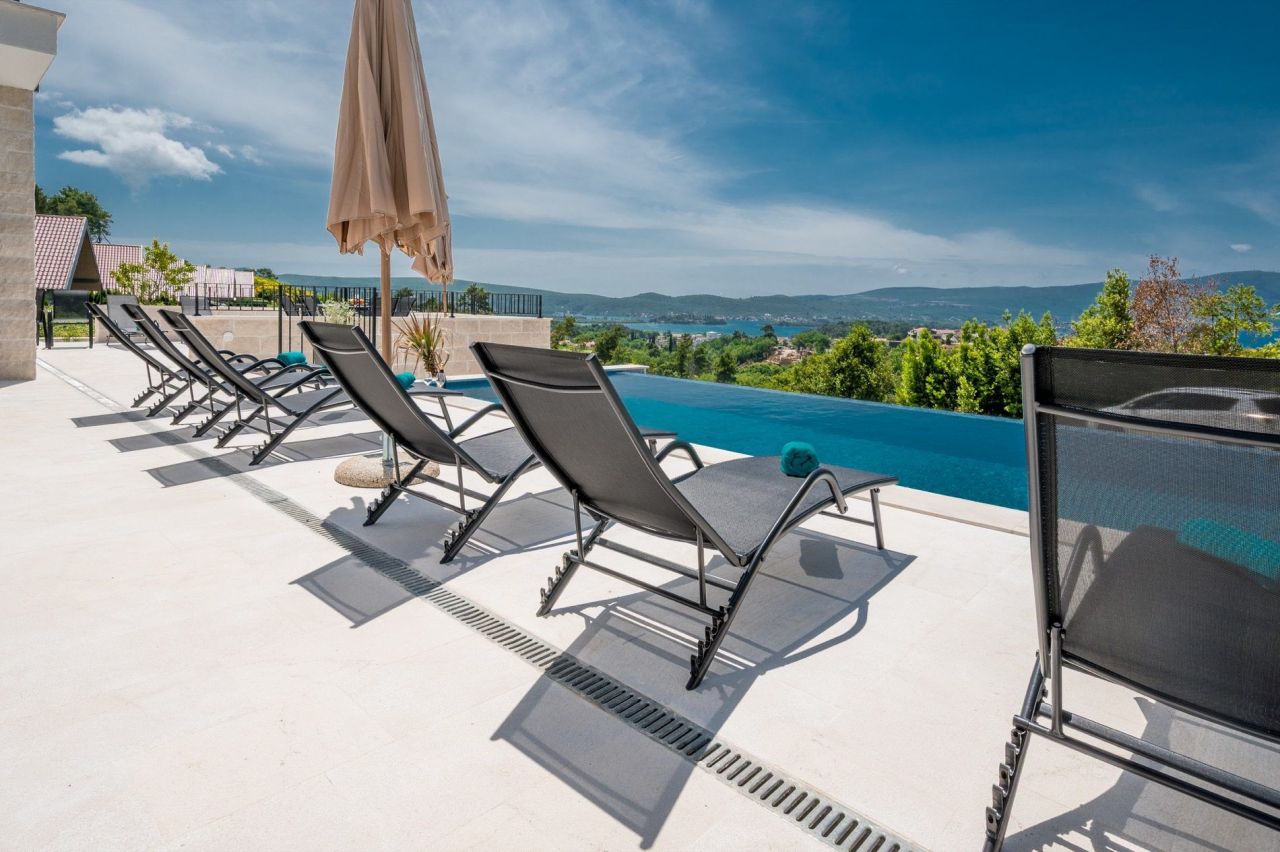 Villa in Tivat, Montenegro, 250 m² - picture 1