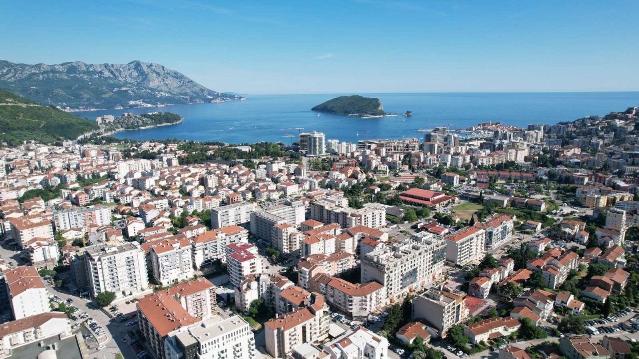 Terrain à Budva, Monténégro, 6 800 m² - image 1