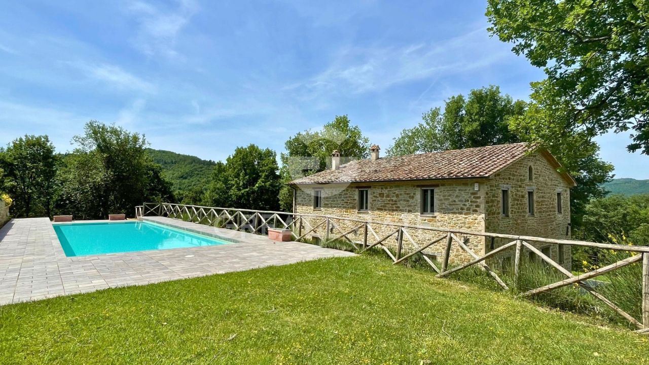 Haus in Gubbio, Italien, 388.6 m² - Foto 1