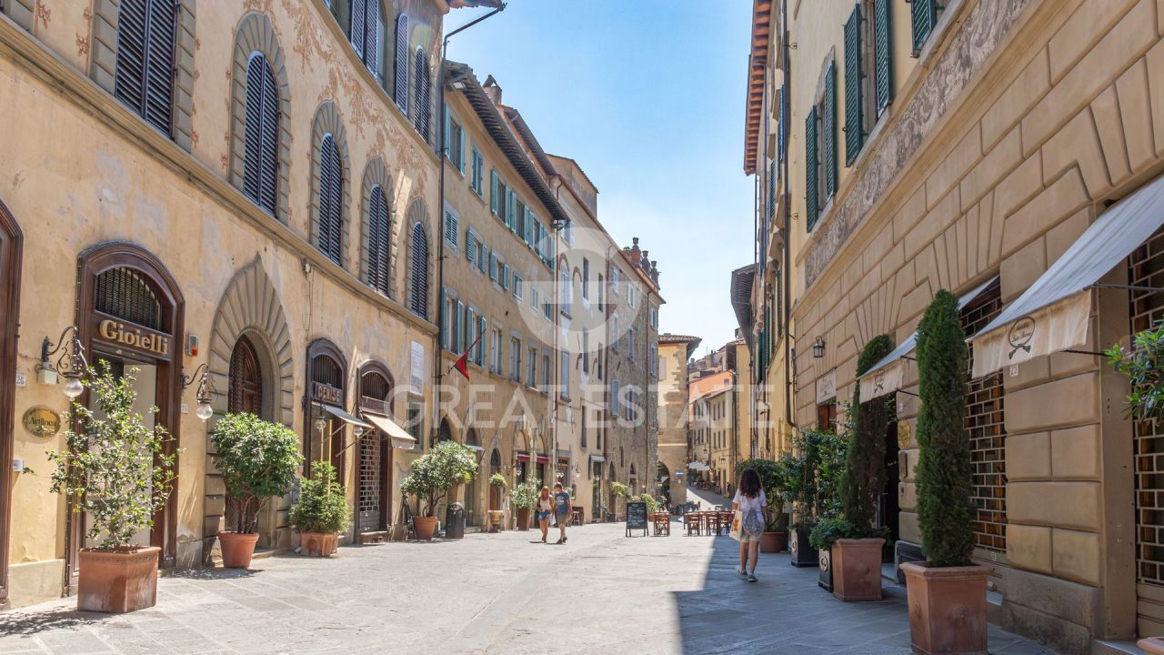 Apartamento en Arezzo, Italia, 193.6 m² - imagen 2