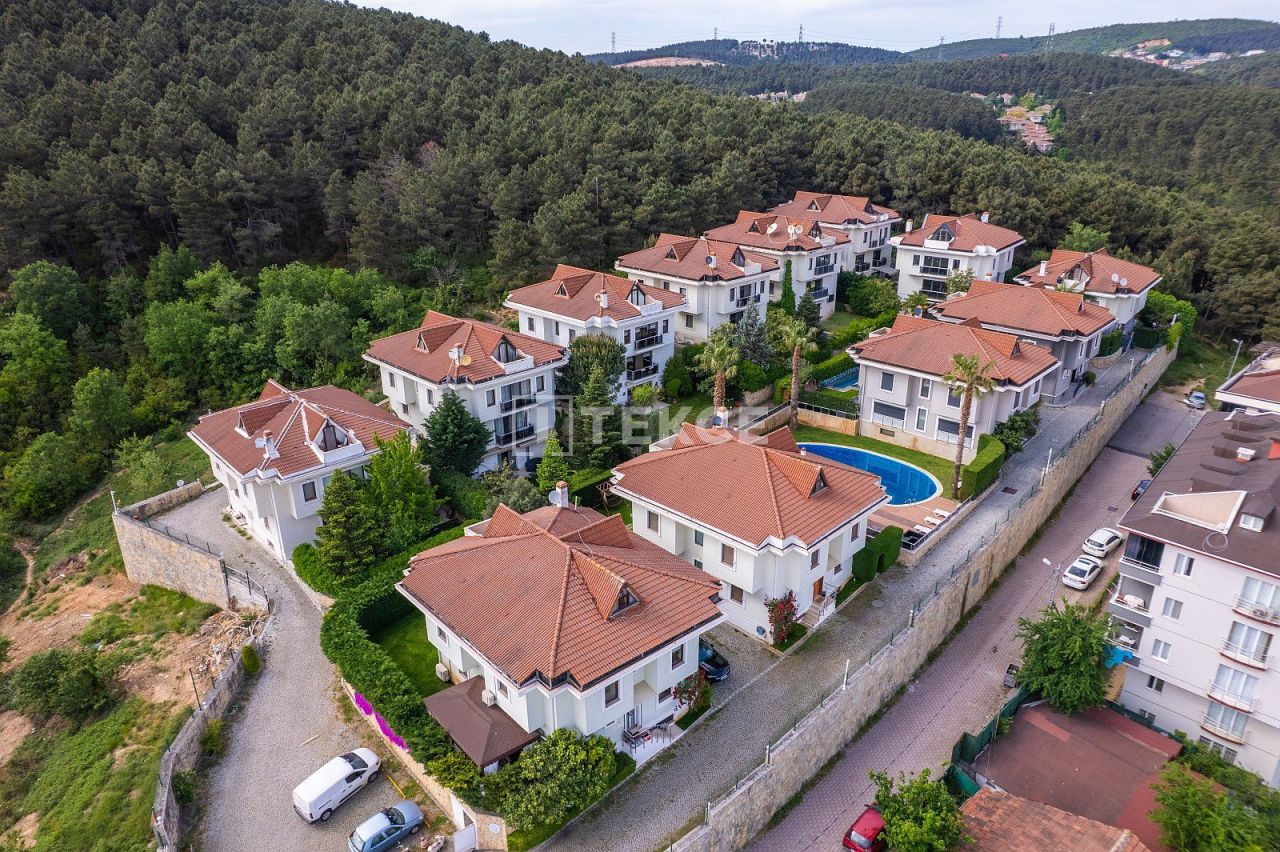 Villa in Cekmekoy, Turkey, 480 m² - picture 1