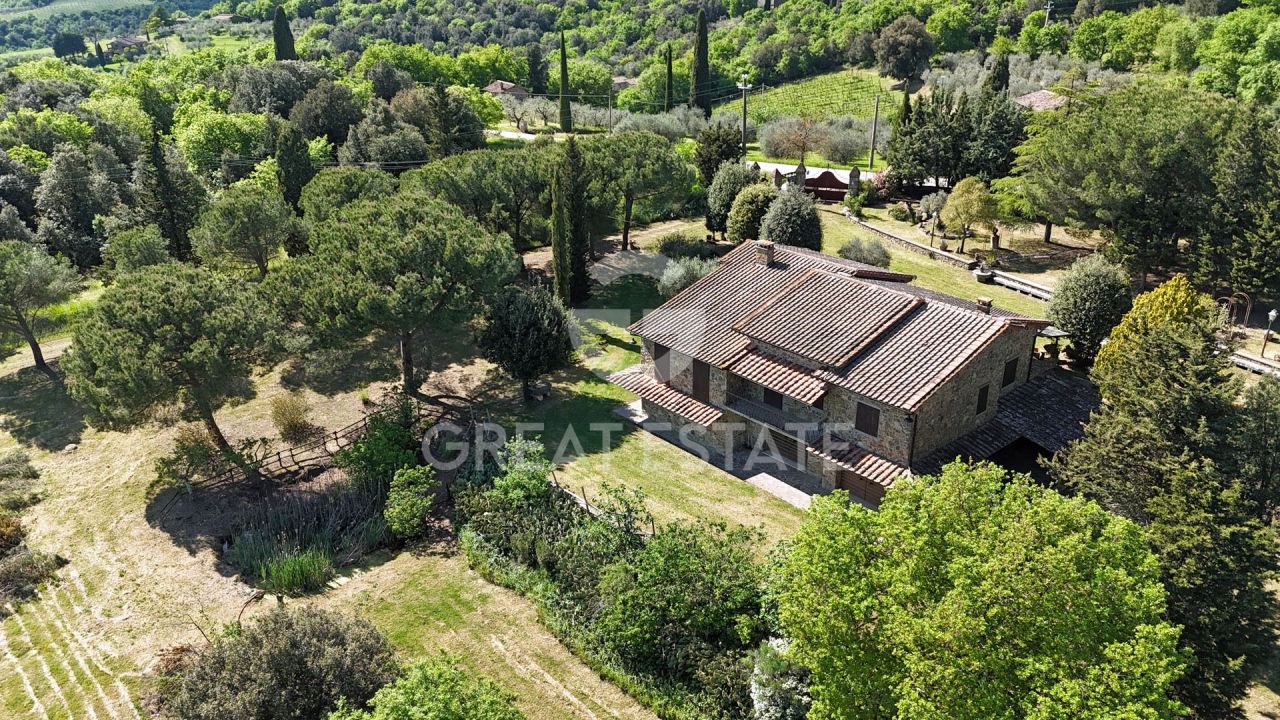 House in Sinalunga, Italy, 375 m² - picture 1