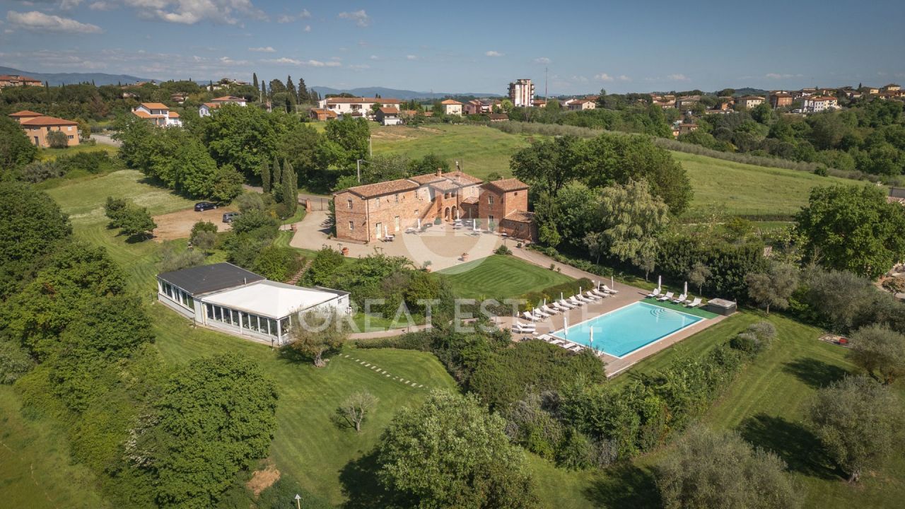 House in Foiano della Chiana, Italy, 659.2 m² - picture 1