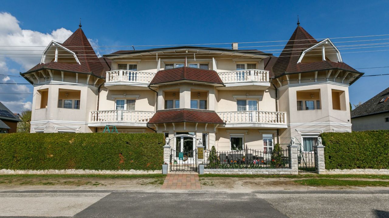 Hôtel à Hévíz, Hongrie, 657 m² - image 1