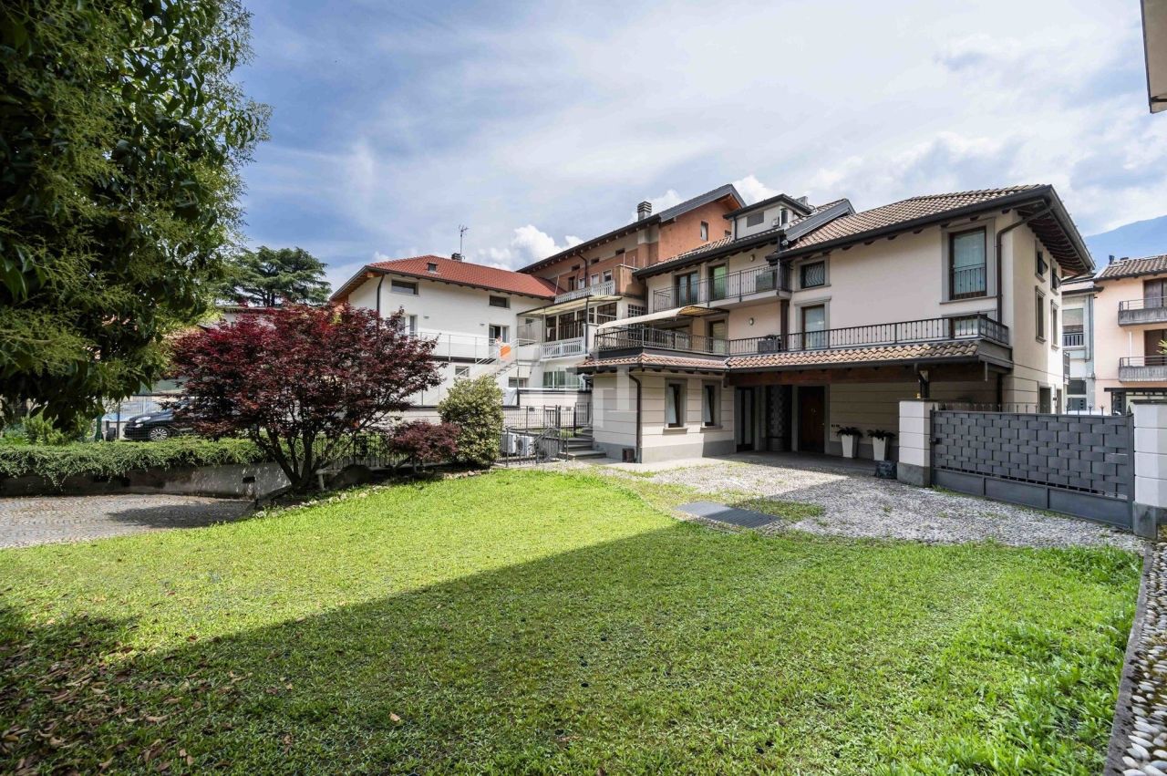 Villa by Lake Iseo, Italy, 400 m² - picture 1