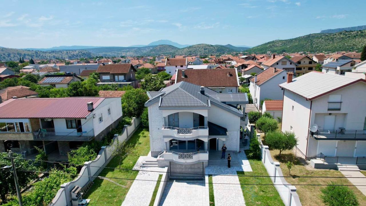 Villa in Podgorica, Montenegro, 320 m² - Foto 1