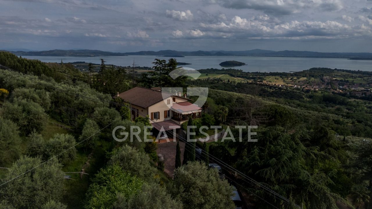 Villa à Tuoro sul Trasimeno, Italie, 389.25 m² - image 1