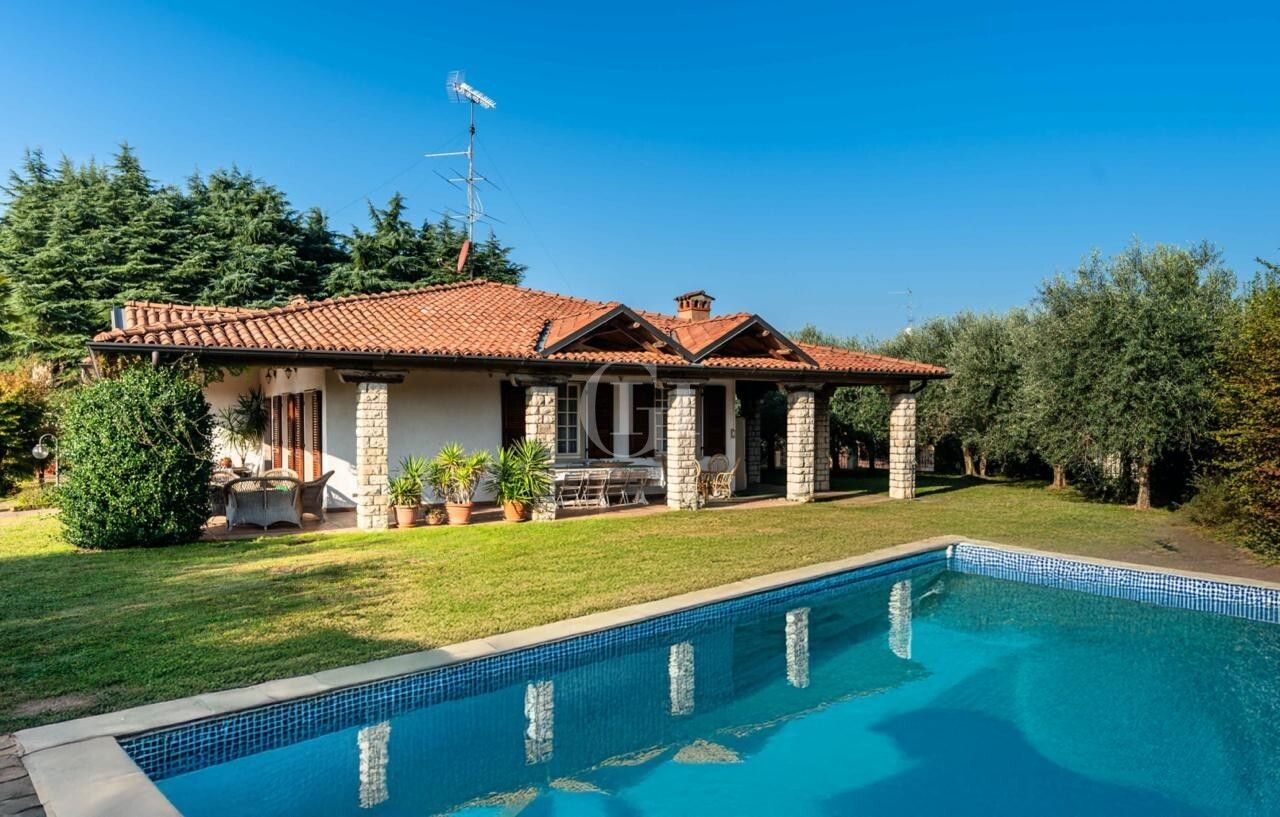 Villa in Iseosee, Italien, 230 m² - Foto 1