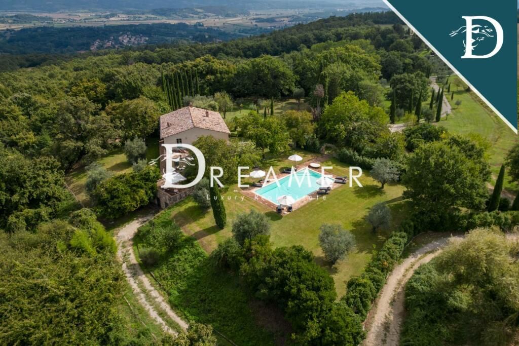 Villa in Cetona, Italy, 580.6 m² - picture 1