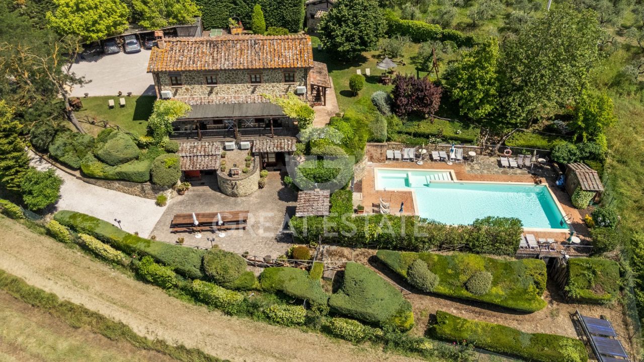 Casa en Paciano, Italia, 377.7 m² - imagen 1