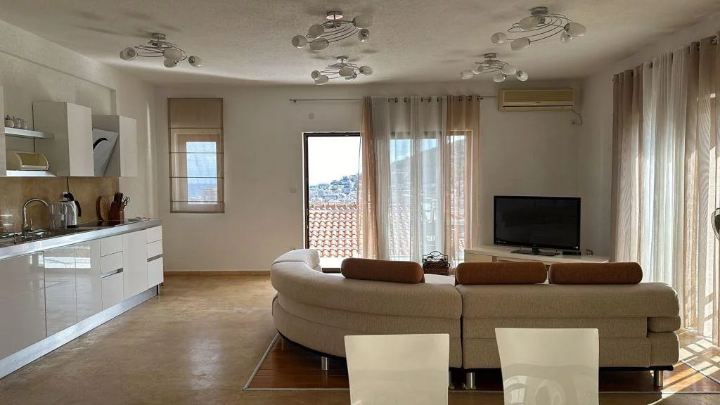 Piso en Budva, Montenegro, 124 m² - imagen 1