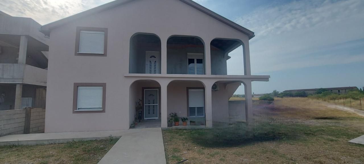 Casa en Golubovci, Montenegro, 147 m² - imagen 1