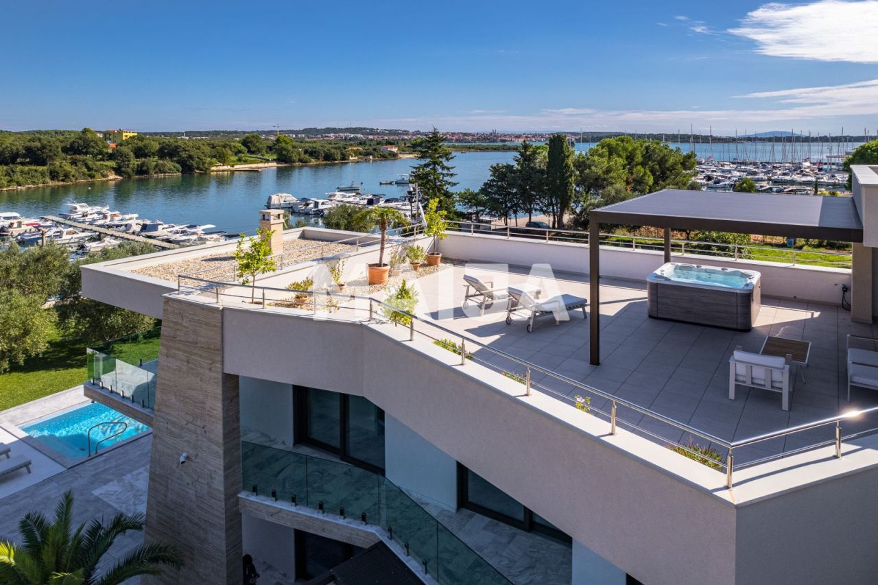 Villa in Medulin, Croatia, 420 m² - picture 1