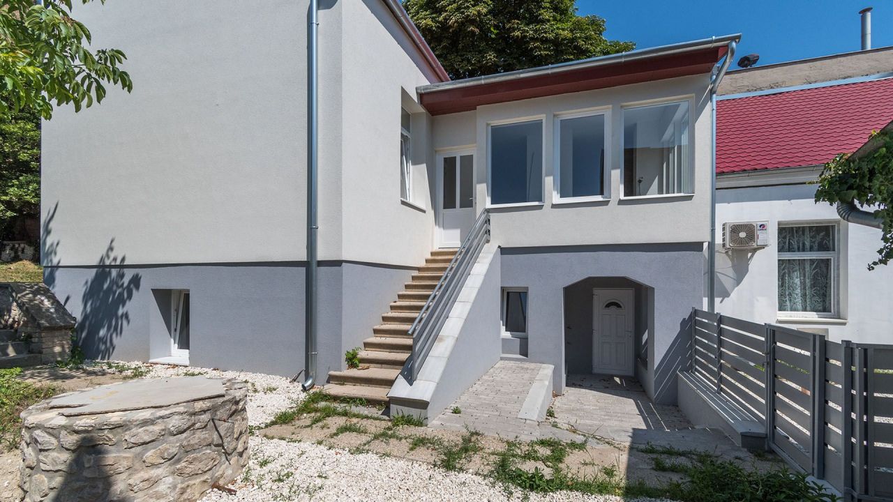 Cottage à Keszthely, Hongrie, 166 m² - image 1