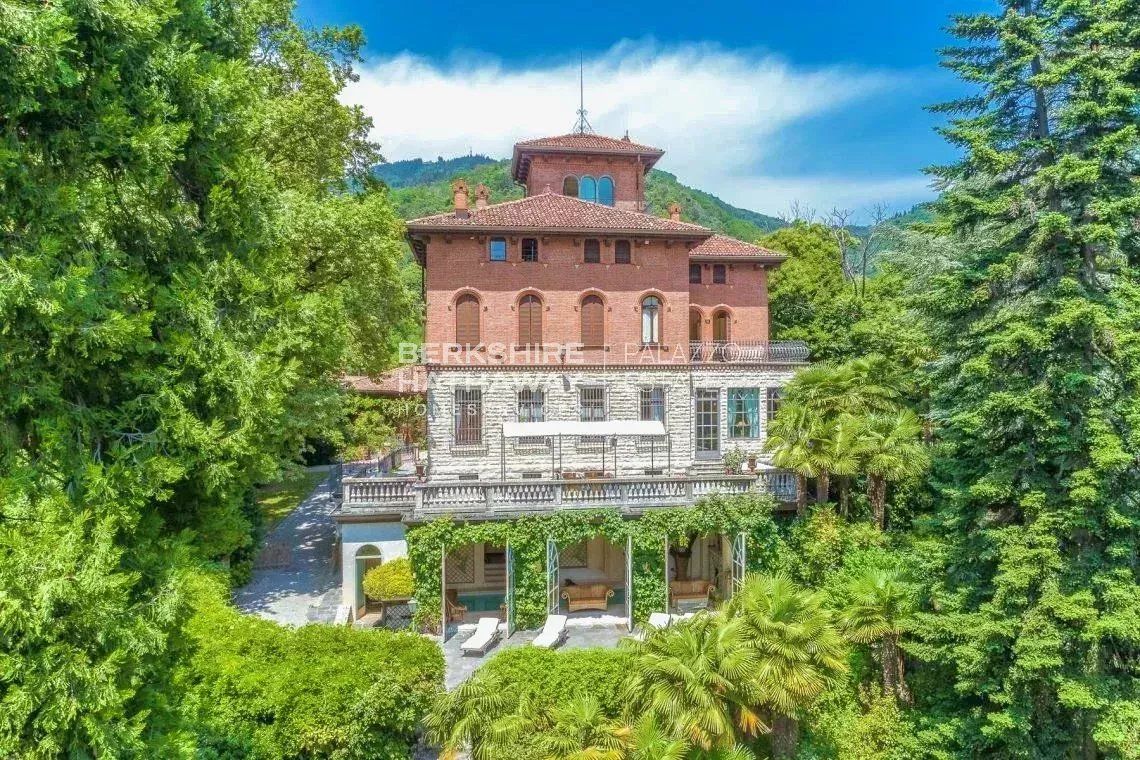 Manor in Varese, Italy, 1 330 m² - picture 1