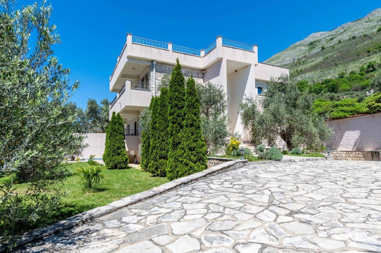 House in Rezevici, Montenegro, 251 m² - picture 1
