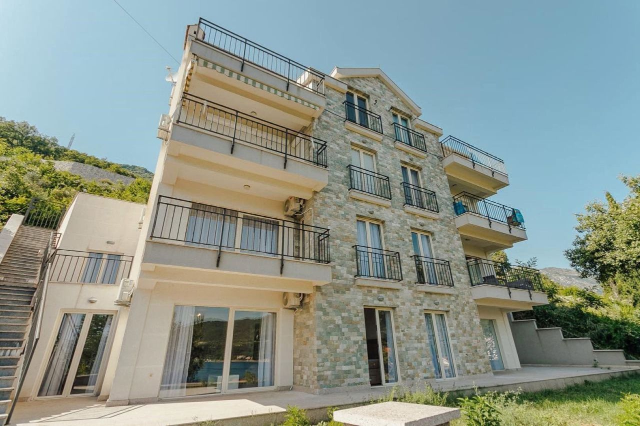 Appartement à Kamenari, Monténégro, 96 m² - image 1