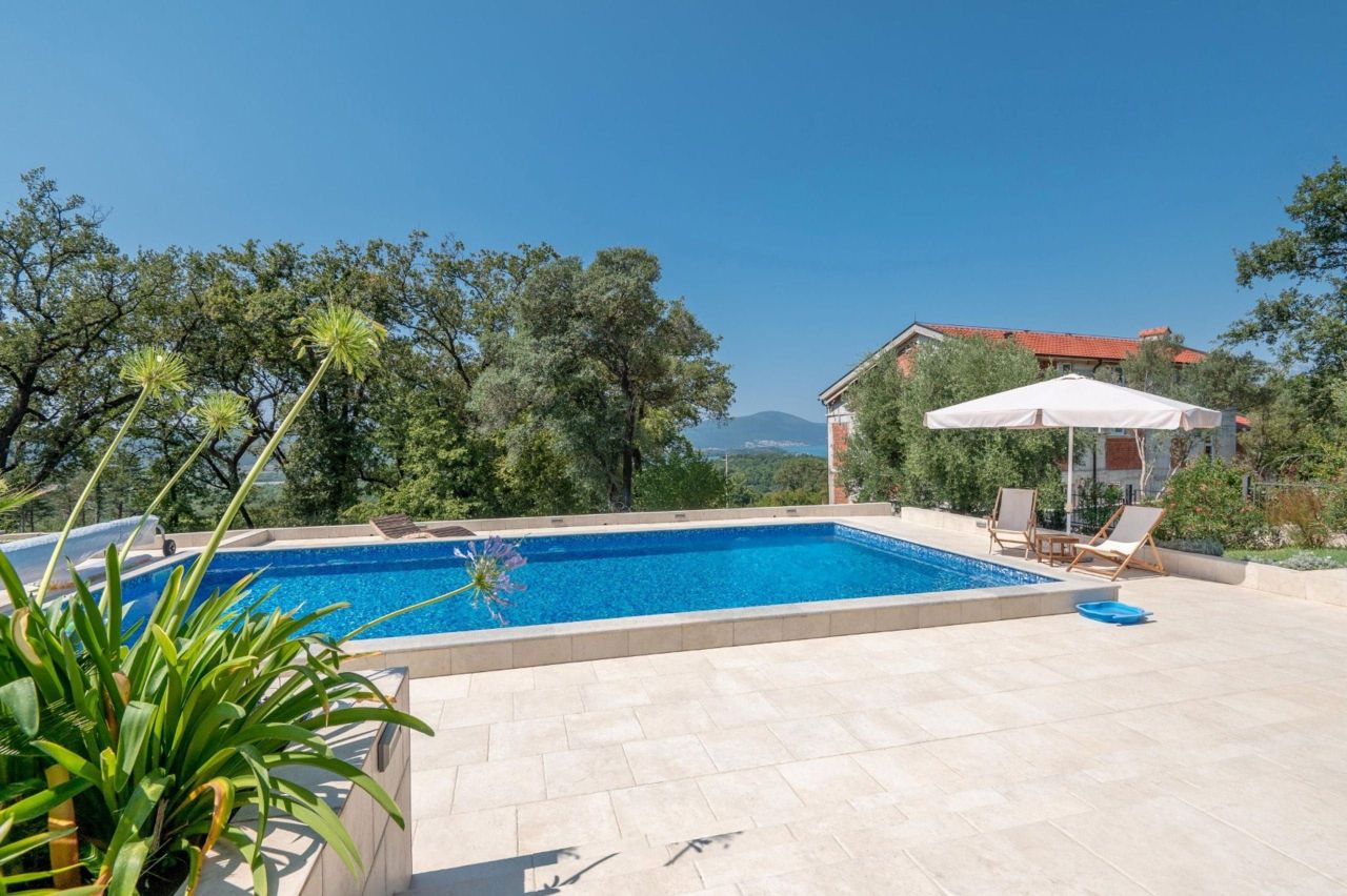 Haus in Tivat, Montenegro, 239 m² - Foto 1