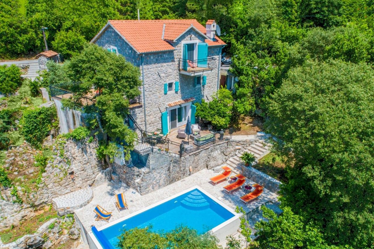 Maison à Tivat, Monténégro, 170 m² - image 1