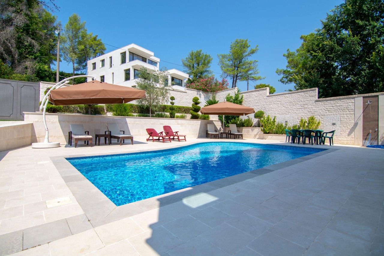 Villa in Tivat, Montenegro, 267 m² - picture 1