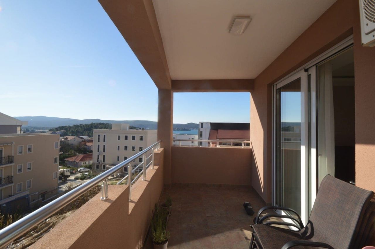Appartement à Tivat, Monténégro, 84 m² - image 1