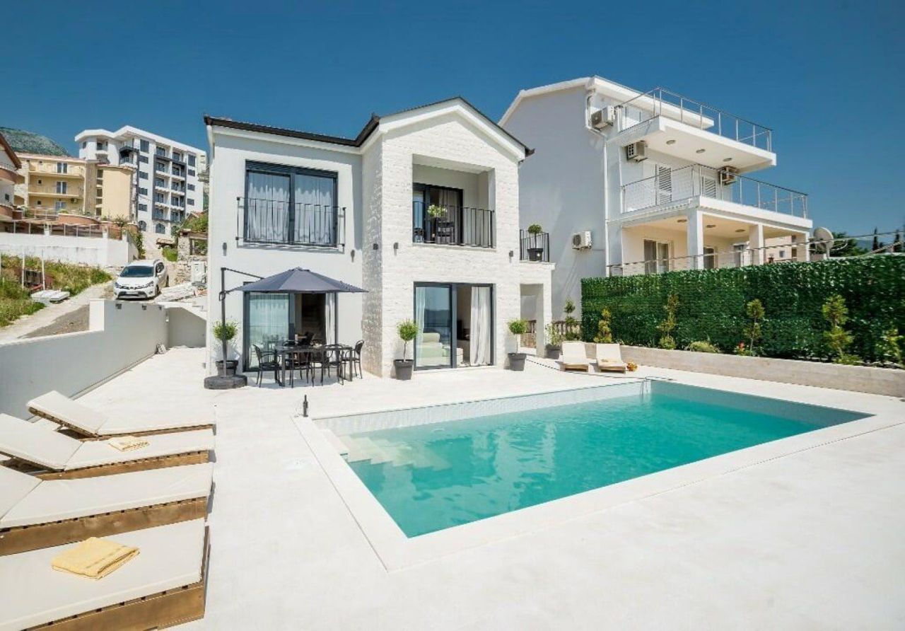 Villa en Becici, Montenegro, 160 m² - imagen 1