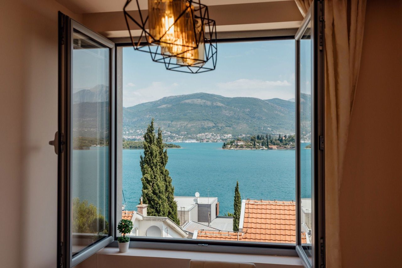 Apartamento en Tivat, Montenegro, 64 m² - imagen 1