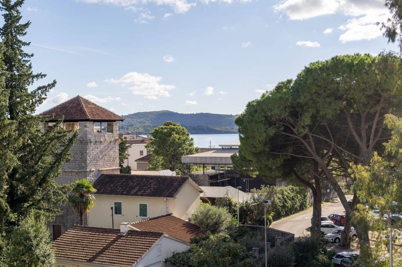 Apartamento en Tivat, Montenegro, 66 m² - imagen 1
