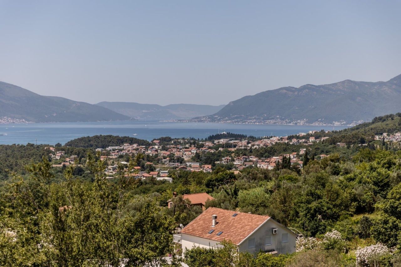 Maison à Tivat, Monténégro, 140 m² - image 1